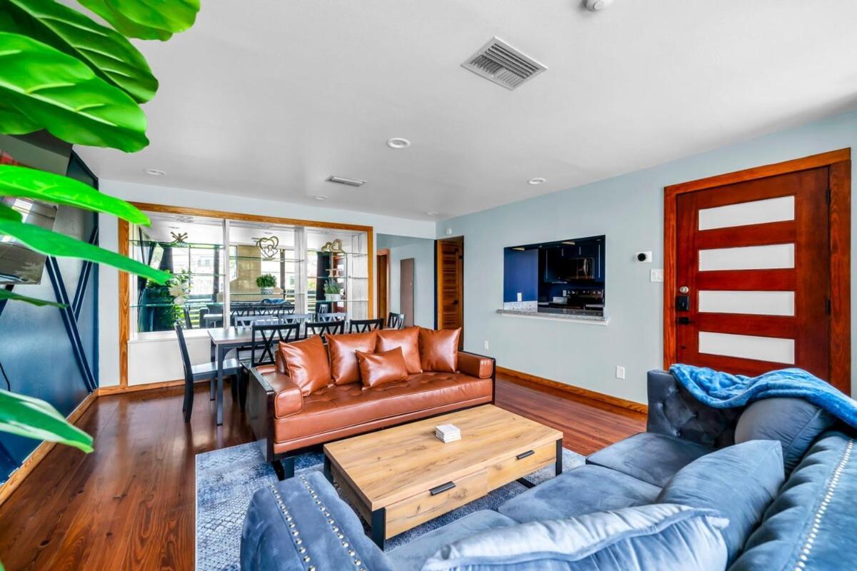 Two Large Homes In Huge Pool Evcharging Houston